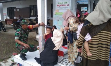 Babinsa Koramil 2205/Kalapanunggal Dampingi Kegiatan Posyandu Rajawali di Desa Cihamerang
