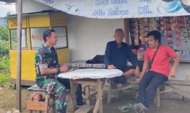 Babinsa Koramil 2206/Parakansalak Laksanakan Komsos Bersama Warga