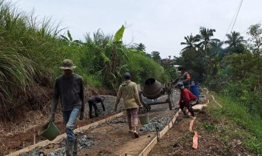 Babinsa Koramil 2207/Jampangtengah Gotong Royong Bersama Warga Laksanakan Pengecoran