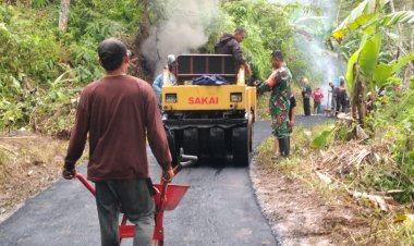 Babinsa Koramil 2201/Cisolok Pantau Pengaspalan Jalan di Kampung Surupan