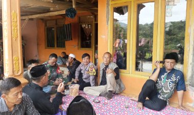 Babinsa Koramil 2209/Lengkong Laksanakan Komsos dengan Tokoh Masyarakat dan Warga di Desa Lengkong