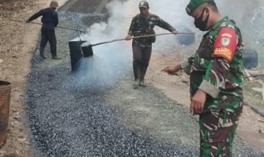 Babinsa Koramil 2212/Tegalbuleud Bersama Warga Laksanakan Karbak Perbaikan Jalan di Desa Calingcing