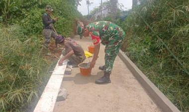 Babinsa Koramil 2206/Parakansalak Laksanakan Kegiatan Perbaikan Jalan di Desa Sukakersa