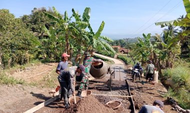 Babinsa  Koramil 2207/Jampangtengah Laksanakan Karbak Pengerasan Jalan Bersama Warga
