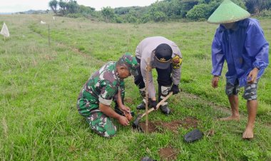 BABINSA KORAMIL 2214/SURADE LAKSANAKAN KEGIATAN PENGHIJAUAN DI WILAYAH CIBITUNG