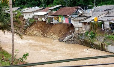 Enam Rumah Terkena Amukan Sungai Cisukawayana di Desa Cikakak, Sukabumi