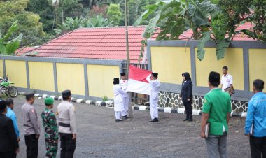 Babinsa Koramil 2213/Jampangkulon Hadiri Upacara Hari Sumpah Pemuda di SMAN 1 Kalibunder