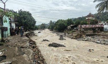 Jembatan Ambruk di Desa Cikahuripan, Akses Jalan Terputus