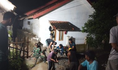 Babinsa Karangpapak dan Warga Pasang 12 Bronjong di Irigasi Cimarinjung untuk Cegah Kerusakan Saluran Air