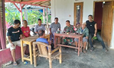 Babinsa Koramil 2206/Parakansalak Laksanakan Komsos Bersama Tokoh Masyarakat Desa Lebaksari