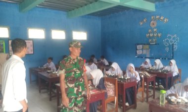 Babinsa Koramil 2209/Lengkong Dampingi Pendistribusian Makanan Bergizi di Sekolah