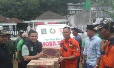 Anggota Dewan DPRD Kabupaten Sukabumi Fraksi PKB Hamzah Gurnita Kunjungi Warga Terdampak Banjir di Desa Cikahuripan
