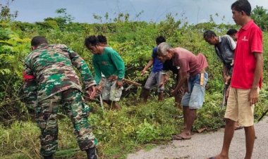Babinsa Koramil 2212/Tegalbuleud Bersama Warga Laksanakan Karbak Pembenahan Jalan di Desa Buniasih