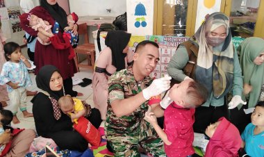 Babinsa Koramil 2213/Jampangkulon Dampingi Kegiatan Pemberian Vitamin A untuk Balita di Desa Sekarsari