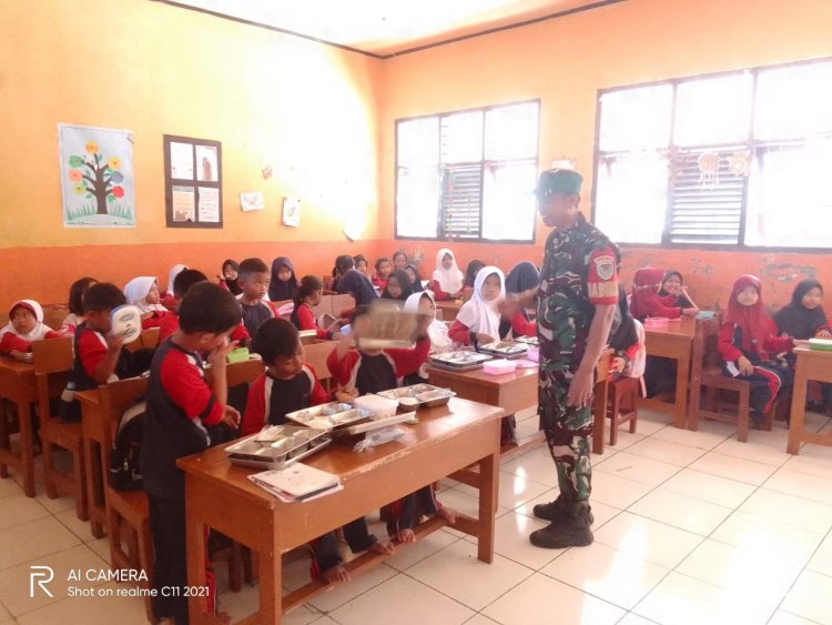 Babinsa Koramil 2208/Nyalindung Laksanakan Monitoring Pendistribusian MBG di SD Desa Cijangkar
