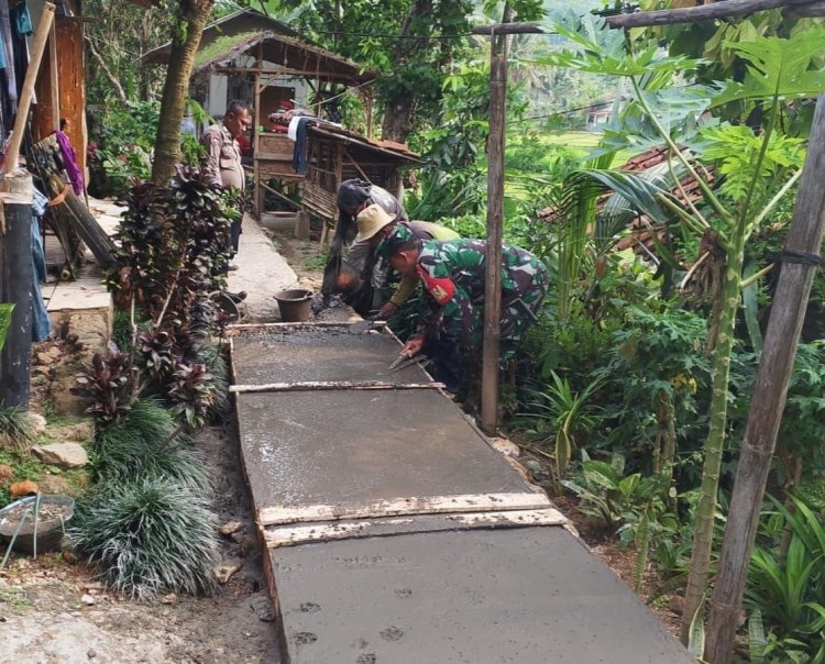 Babinsa Koramil 2207/Jampang Tengah Laksanakan Karya Bakti