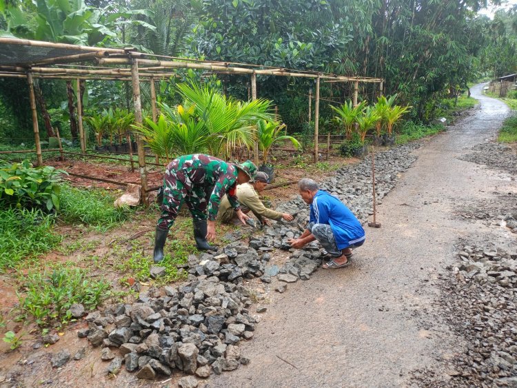 Babinsa Koramil 2211/Sagaranten Gelar Karya Bakti Perbaikan Jalan di Desa Cipamingkis