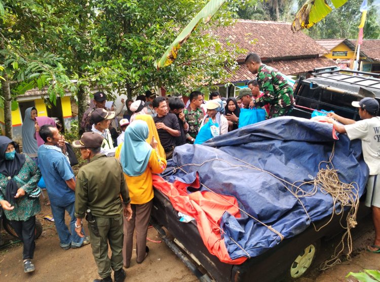 Babinsa Koramil 2201/Cisolok Bagikan Sembako Kepada Warga Gunung Keramat