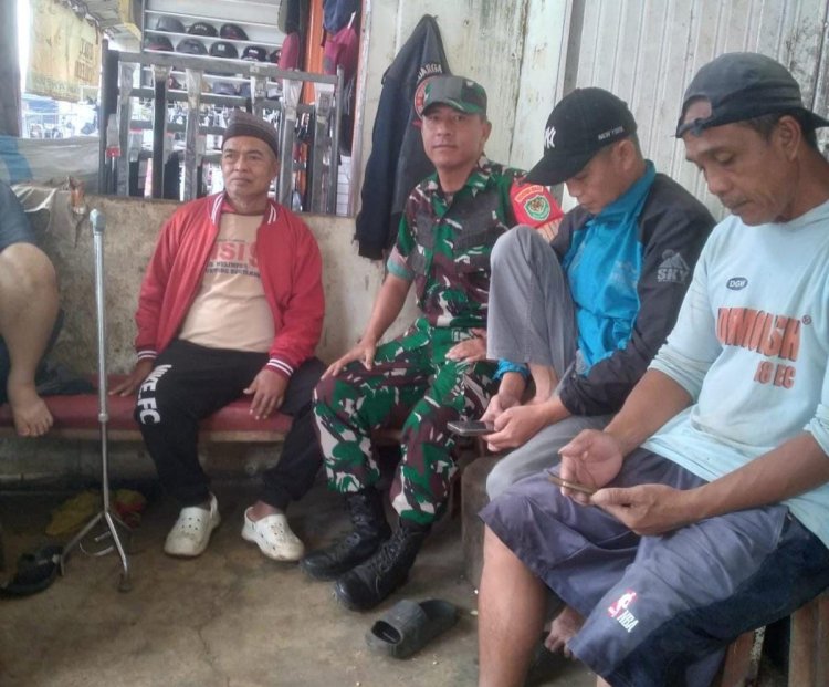 Babinsa Koramil 2207/Jampangtengah Laksanakan Komsos Bersama Warga Purabaya