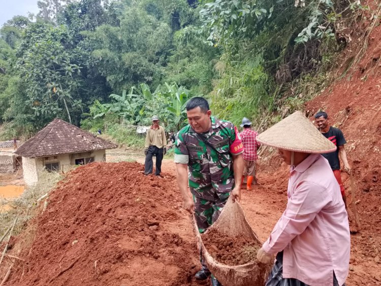 Babinsa Koramil 2213/Jampangkulon Gelar Kegiatan Bakti Bersama Warga Desa Sukamaju