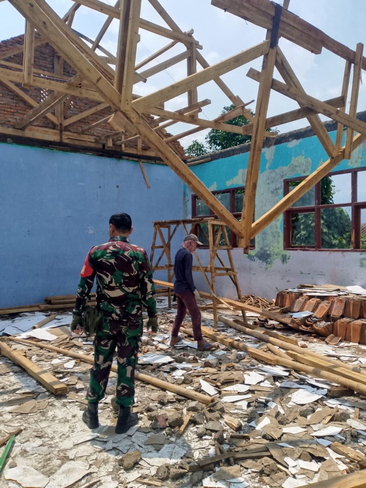 Babinsa Koramil 2201/Cisolok Laksanakan Karya Bakti dan Pantau Perehaban Sekolah SMPN 2