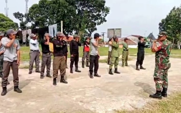 Tingkatkan di siplin Babinsa Koramil 2206/Parakan Salak Laksanakan Pembinaan Linmas