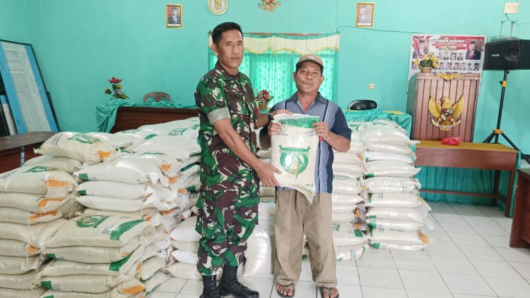 Babinsa Koramil 2213/Jampangkulon Dampingi Penyaluran Bantuan Beras Bulog di Desa Cimanggu