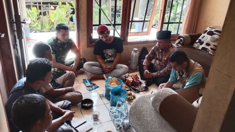 Babinsa Koramil 2208/Nyalindung Laksanakan Komsos Bersama Warga