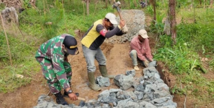 Babinsa Koramil 2209/Lengkong Laksanakan Karya Bakti Bersama Warga