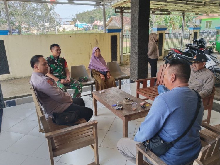 Babinsa Koramil 2214/Surade Jalin Sinergi Melalui Komsos Bersama Aparatur Desa Mangunjaya