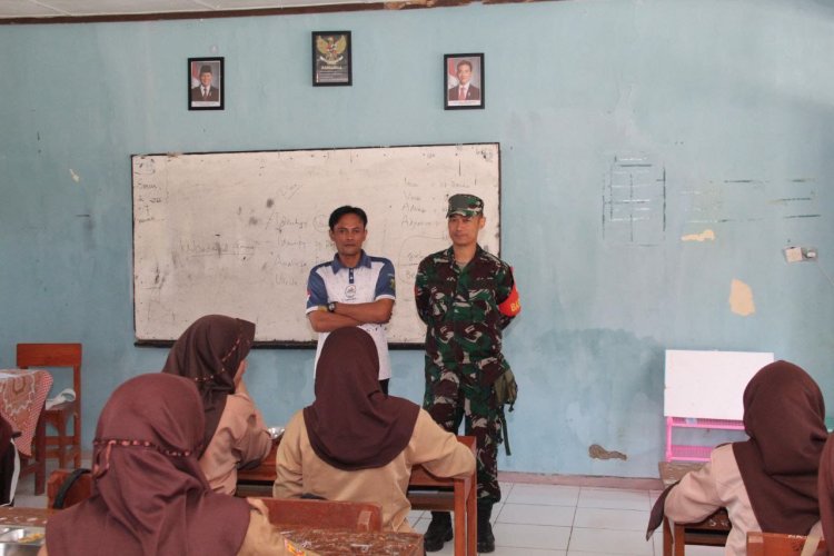 Tanamkan Cinta Tanah Air Sejak Dini, Babinsa Koramil 2205/Kalapanunggal Berikan Wawasan Kebangsaan di Sekolah