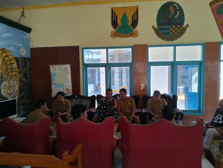 Babinsa Koramil 2215/Ciemas Laksanakan Komsos dengan Aparatur Desa Ciwaru