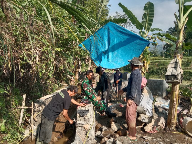 Babinsa Koramil 2206/Parakansalak Laksanakan Karya Bakti Perbaikan Parit
