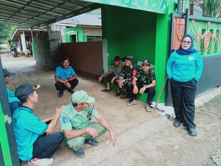 Babinsa Koramil 2213/Jampangkulon Laksanakan Komsos Bersama Warga Desa Binaan