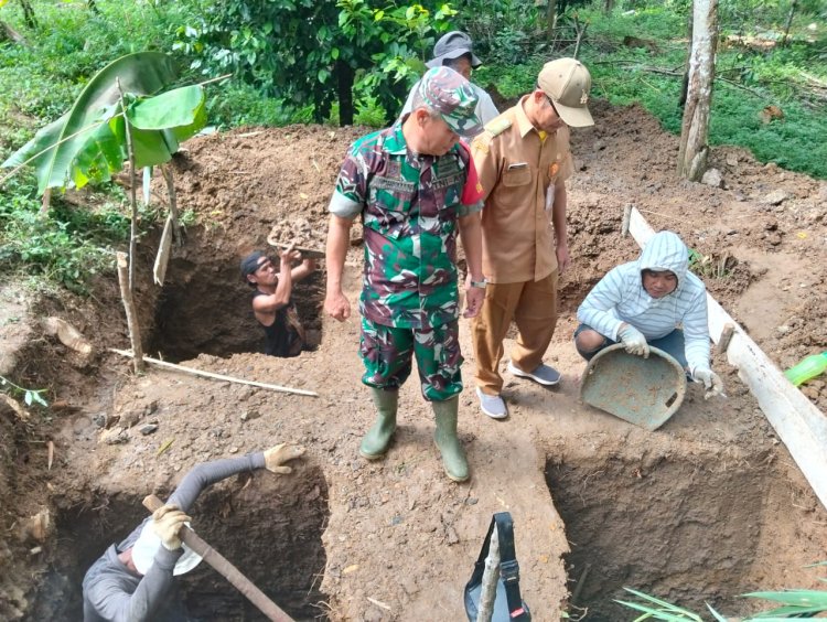 Babinsa Koramil 2210/Pabuaran Laksanakan Karya Bakti Bersama Warga