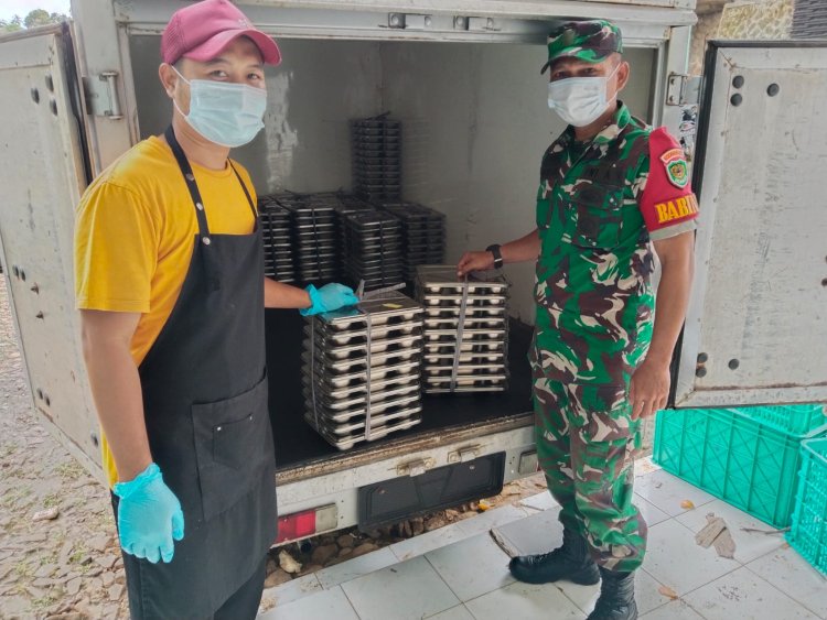 Babinsa Koramil 2214/Surade Dampingi Kegiatan Makan Sehat Gratis di Yayasan Nurul Huda Anawawiyah