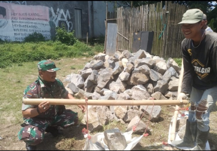 Babinsa Koramil 2206/Parakansalak Laksanakan Kegiatan Perbaikan Parit di Desa Bojonglongok