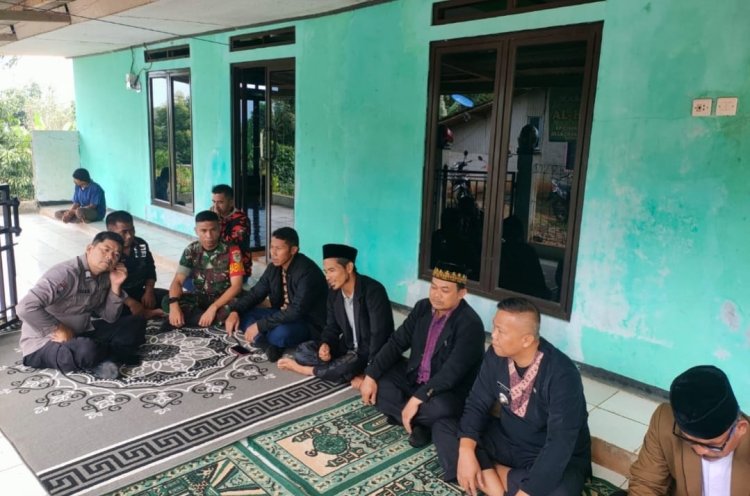Babinsa Koramil 2209/Lengkong Laksanakan Komsos dengan Tokoh Masyarakat dan Tokoh Agama