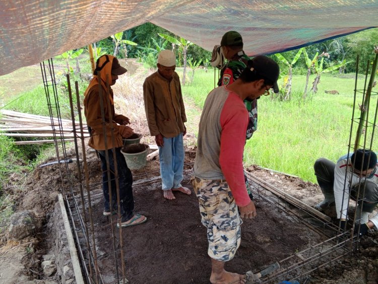 Babinsa Desa Sindangraja Koramil 2211/Sagaranten Laksanakan Karya Bakti Perbaikan Jembatan Penghubung