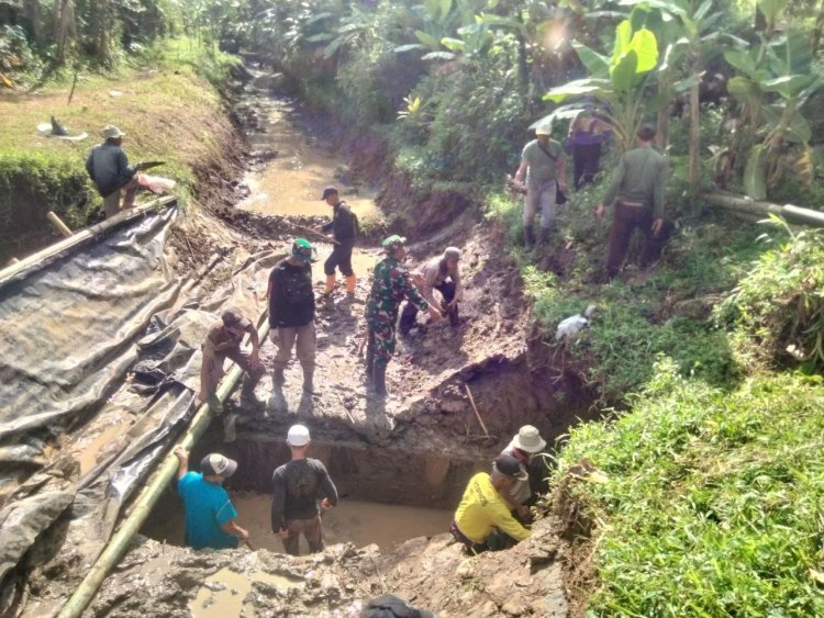 Babinsa Koramil 2208/Nyalindung Laksanakan Karya Bakti Perbaikan Irigasi di Desa Wangunreja