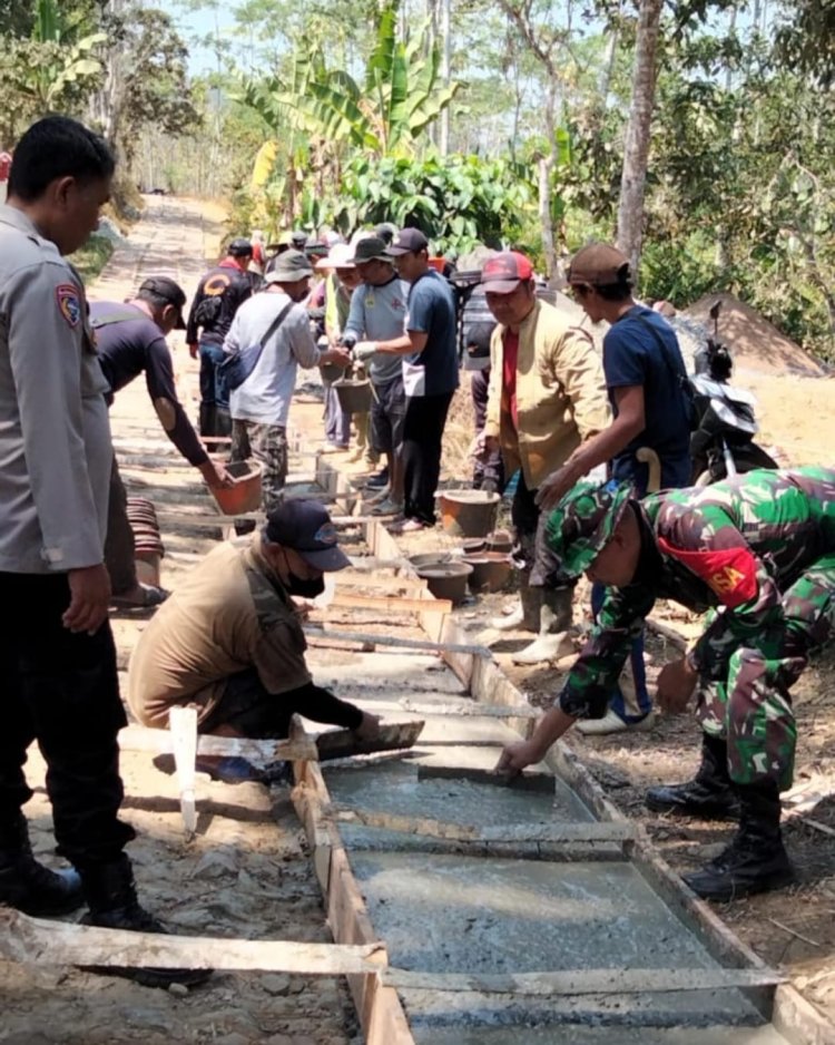 Babinsa Koramil 2209/Lengkong Laksanakan Karya Bakti Pengecoran Jalan Bersama Warga