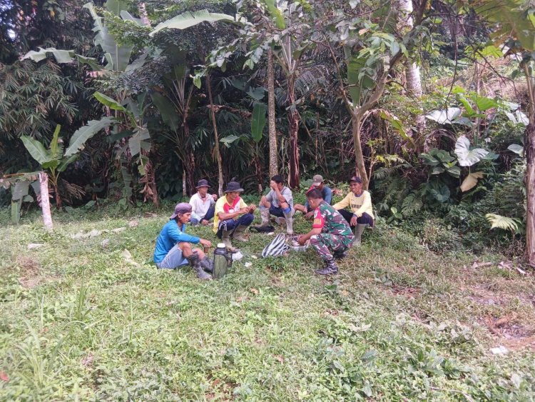Babinsa Koramil 2205/Kalapanunggal Laksanakan Komsos Bersama Poktan di Desa Pulosari