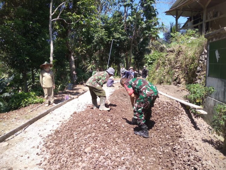 Babinsa Koramil 2207/Jampang tengah Purabaya dan Warga Gotong Royong Laksanakan Pengerasan Jalan Desa