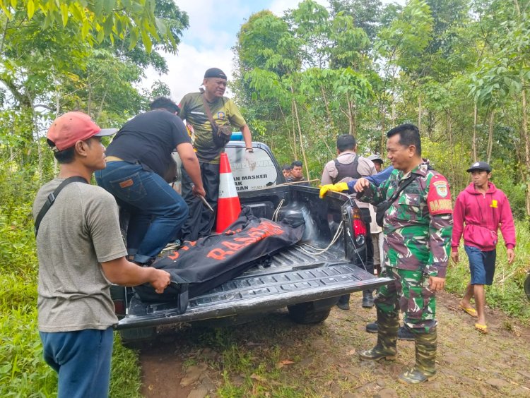 BABINSA KORAMIL 2214/SURADE BANTU EVAKUASI KORBAN DUGAAN GANTUNG DIRI
