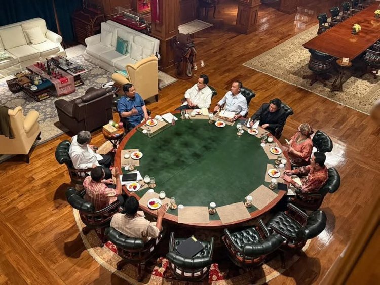 Malam Minggu Presiden Prabowo Gelar Diskusi dengan Ketua MPR dan Sejumlah Menteri, Bahas Isu Terkini Tanah Air