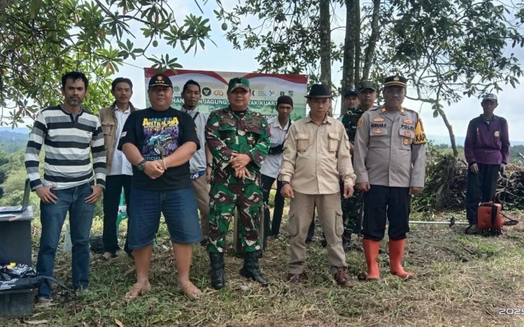 Danposramil Purabaya Koramil 2207/Jampang Tengah dan Kapolsek Purabaya Hadiri Kegiatan Hanpangan Penanaman Jagung di Desa Pagelaran