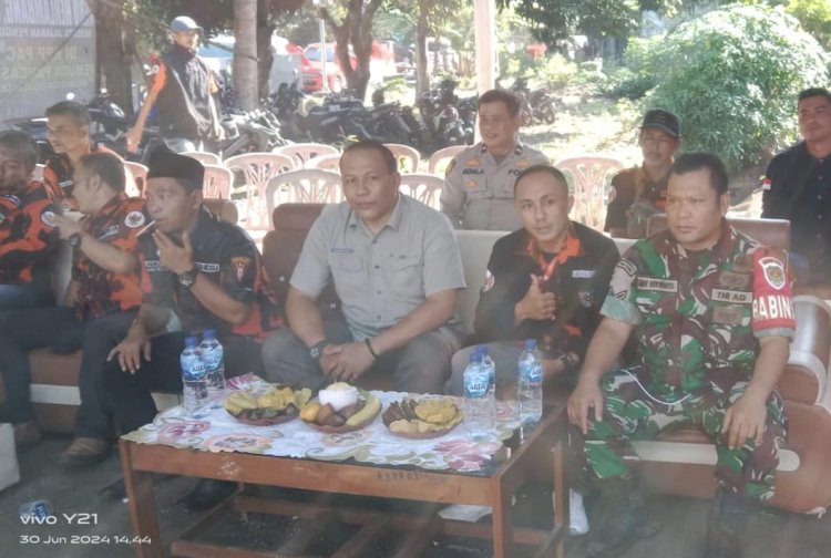 Babinsa Koramil 2212/Tegalbuleud Laksanakan Komsos Bersama Tokoh Pemuda