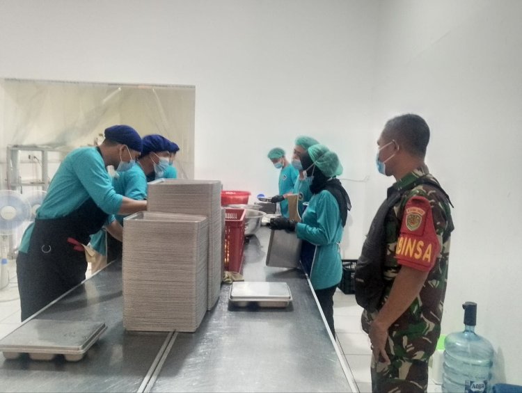 Babinsa Koramil 2205/Kalapanunggal Dampingi Pendistribusian MBG di Desa Palasari Girang