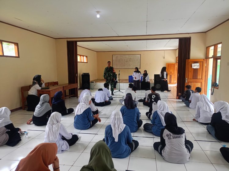 Babinsa Koramil 2211/Sagaranten Berikan Wawasan Kebangsaan di SMUN 1 Cidadap
