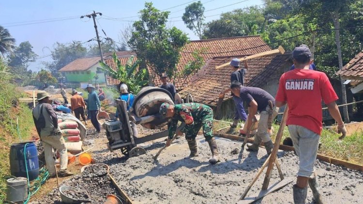 Babinsa Koramil 2207/Jampangtengah Laksanakan Karya Bakti Pengecoran Jalan Bersama Warga